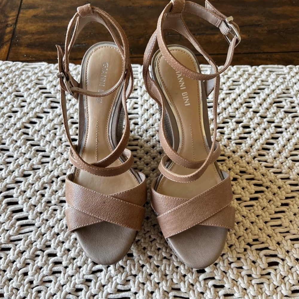NEW Gianni Bini Strappy Nude Sandal Wedges